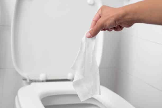 mano che butta carta non biodegradabile nel wc tra le cause wc intasato spesso