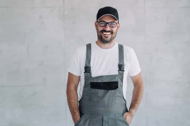intervento scarico wc intasato di un professionista sorridente