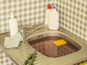 lavandino otturato con acqua che non defluisce, sintomo di fogna intasata